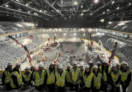 La plantilla del Valencia Basket femenino, visitando la obra del Roig Arena.