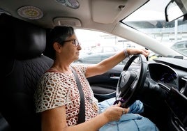 Cristina Soriano, al volante de su taxi por Valencia.