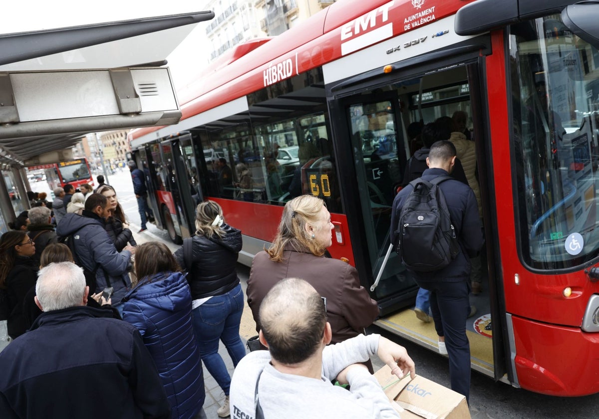 Viajeros de la EMT en una de las paradas del centro de Valencia.