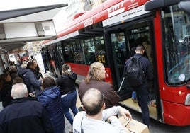 Viajeros de la EMT en una de las paradas del centro de Valencia.