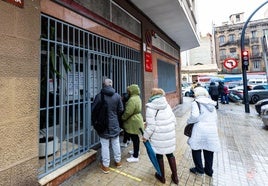 Varias personas leen el cartel de cerrado de un centro de salud en Valencia este miércoles.