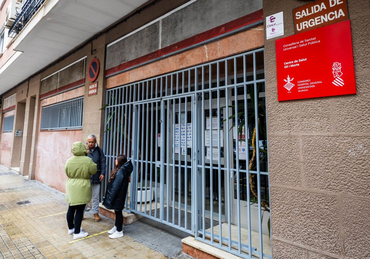 Varias personas en la puerta de un centro de salud cerrado este miércoles.