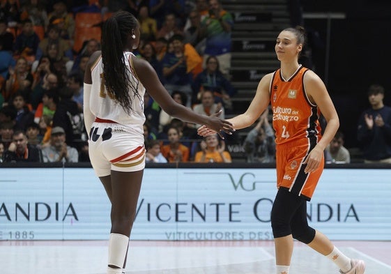 Awa Fam y Raquel Carrera se saludan durante un partido.