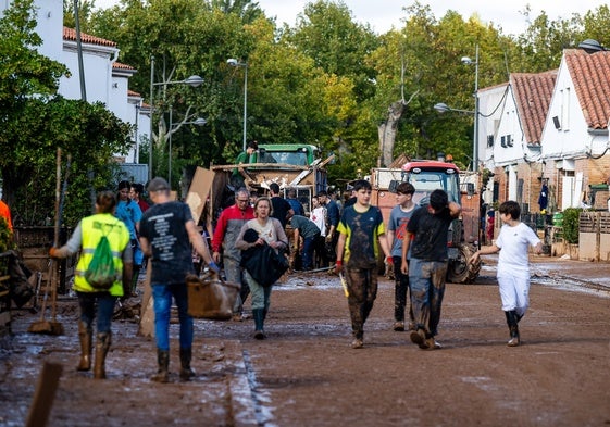 Voluntarios en el barrio de La Fuente de Utiel días después de la dana del 29 de octubre.