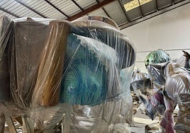 Piezas de la falla municipal 2025, en la nave esperando ea ver cuándo se puede hacer el transporte.