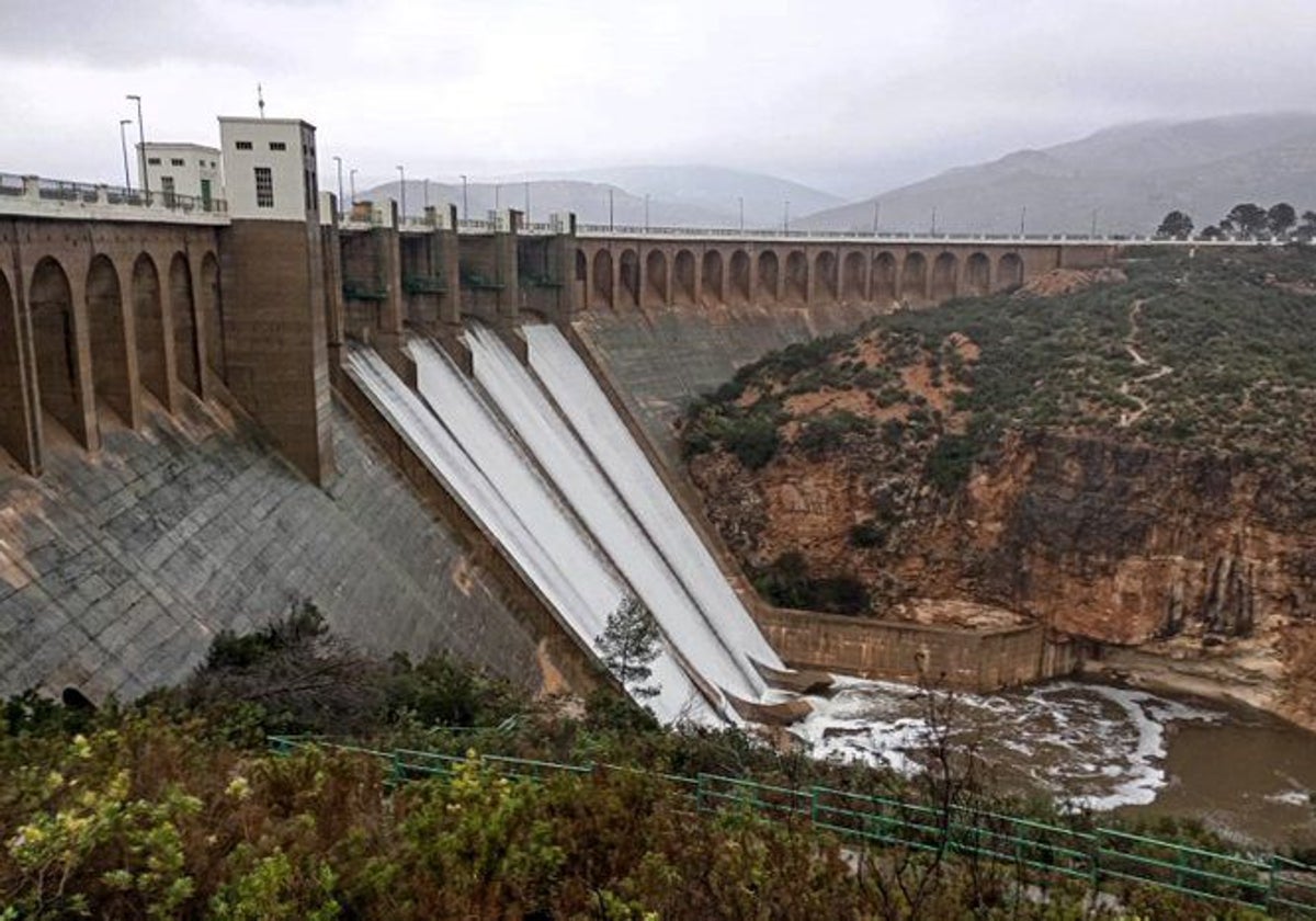 La presa de Forata soltando agua.