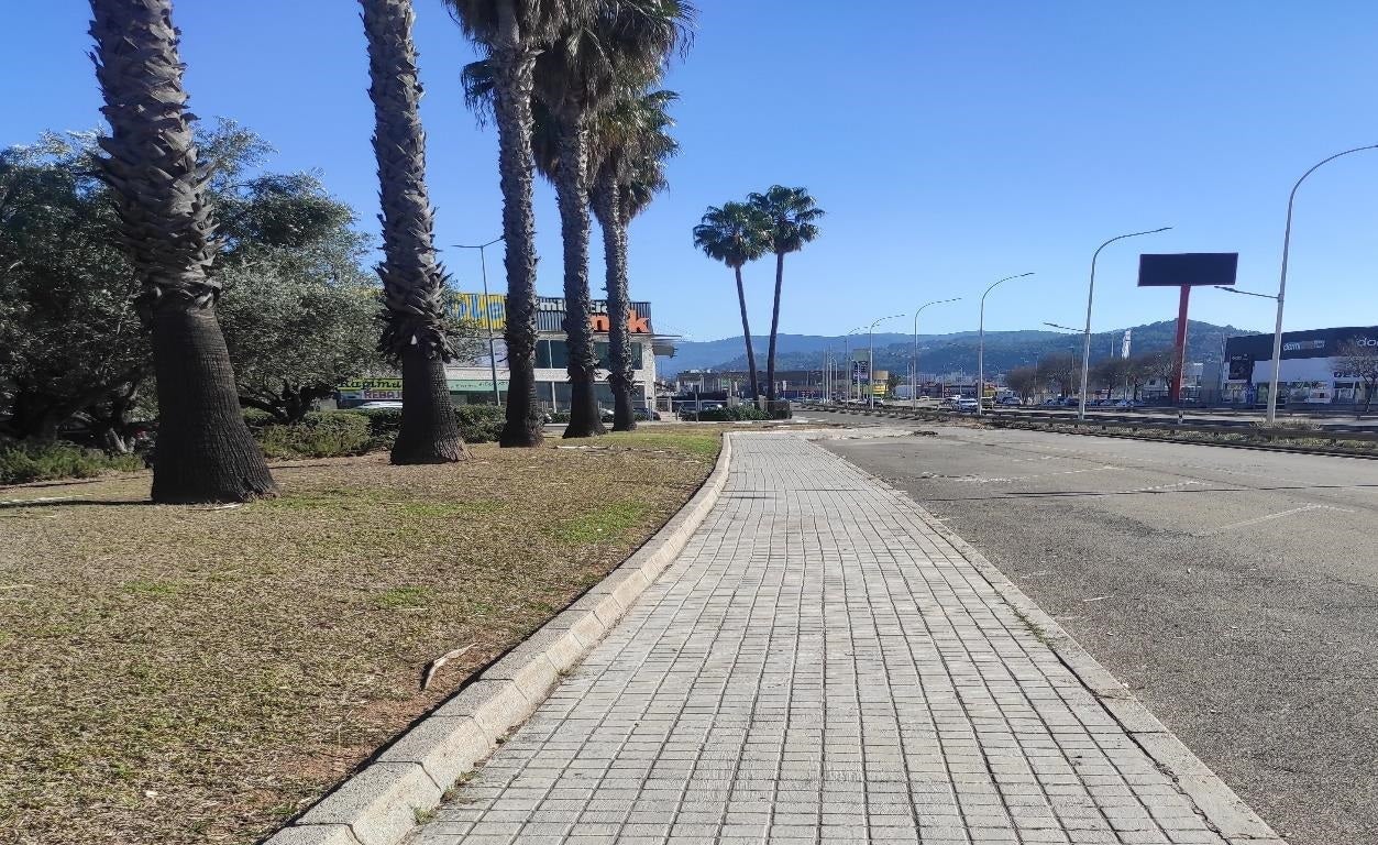 Uno de los tramos del itinerario peatonal que conectará el núcleo urbano con el centro comercial.