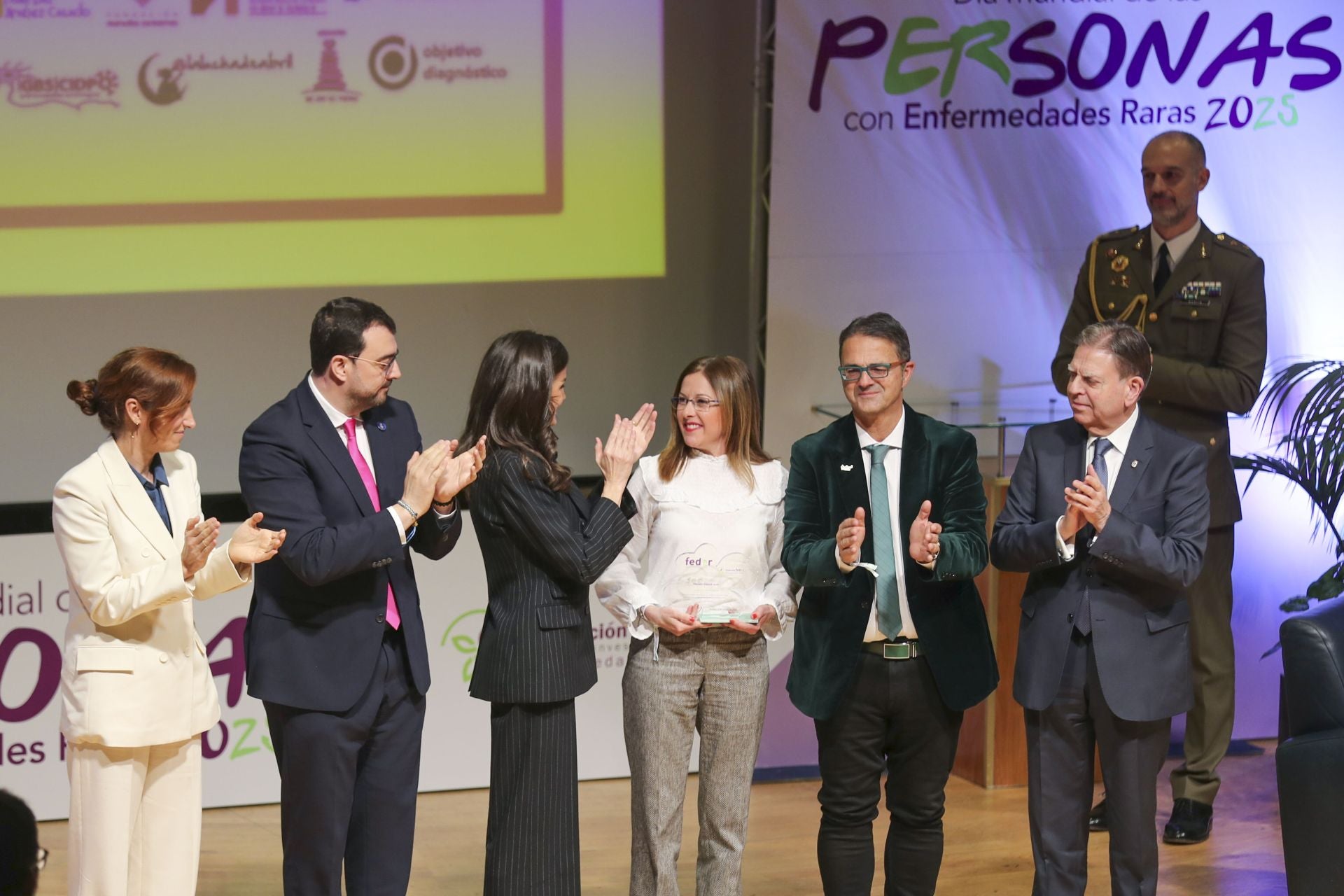 Letizia se suma a la tendencia del look masculino con traje y corbata