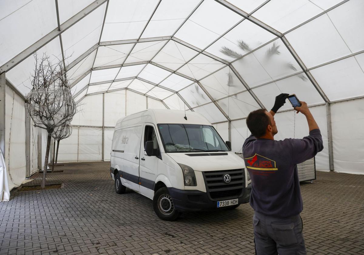 Colocación de una carpa fallera en la demarcación de la avenida Maestro Rodrigo.