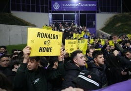 Aficionados del Real Valladolid durante una protesta, mostrando carteles de 'Ronaldo Go Home' inspirados en los de 'Lim Go Home'.