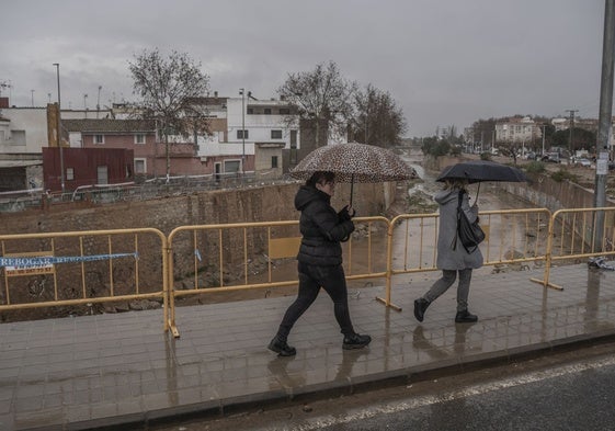 Vecinos de Catarroja cruzando el barranco.