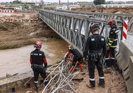 Efectivos de la UME vigilan el río Turia esta semana.