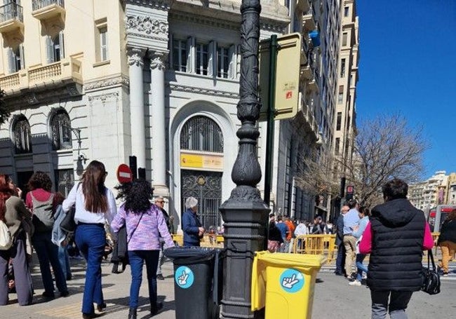 Refuezo de papeleras en las zonas de más concurrencia.