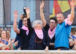 Nuria Martí, acompalado de sus hijos, en el balcón del Ayuntamiento.