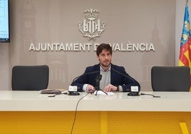 Juan Carlos Caballero anuncia los puntos aprobados en Junta de Gobierno.