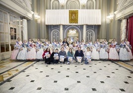 Las falleras mayores, sus cortes y los redactores de LAS PROVINCIAS, con el Extra Fallas en el Ayuntamiento.