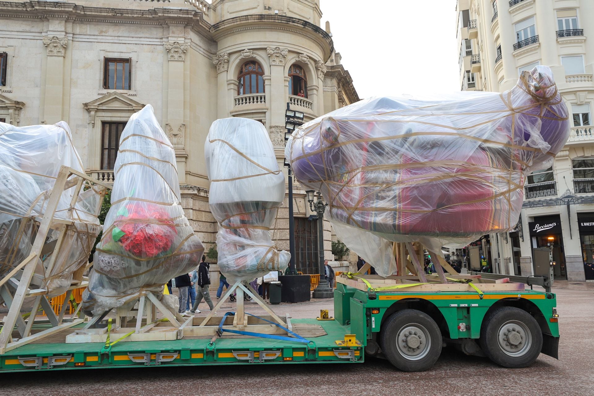 Las primeras piezas de la falla municipal de 2025 llegan a la plaza del Ayuntamiento