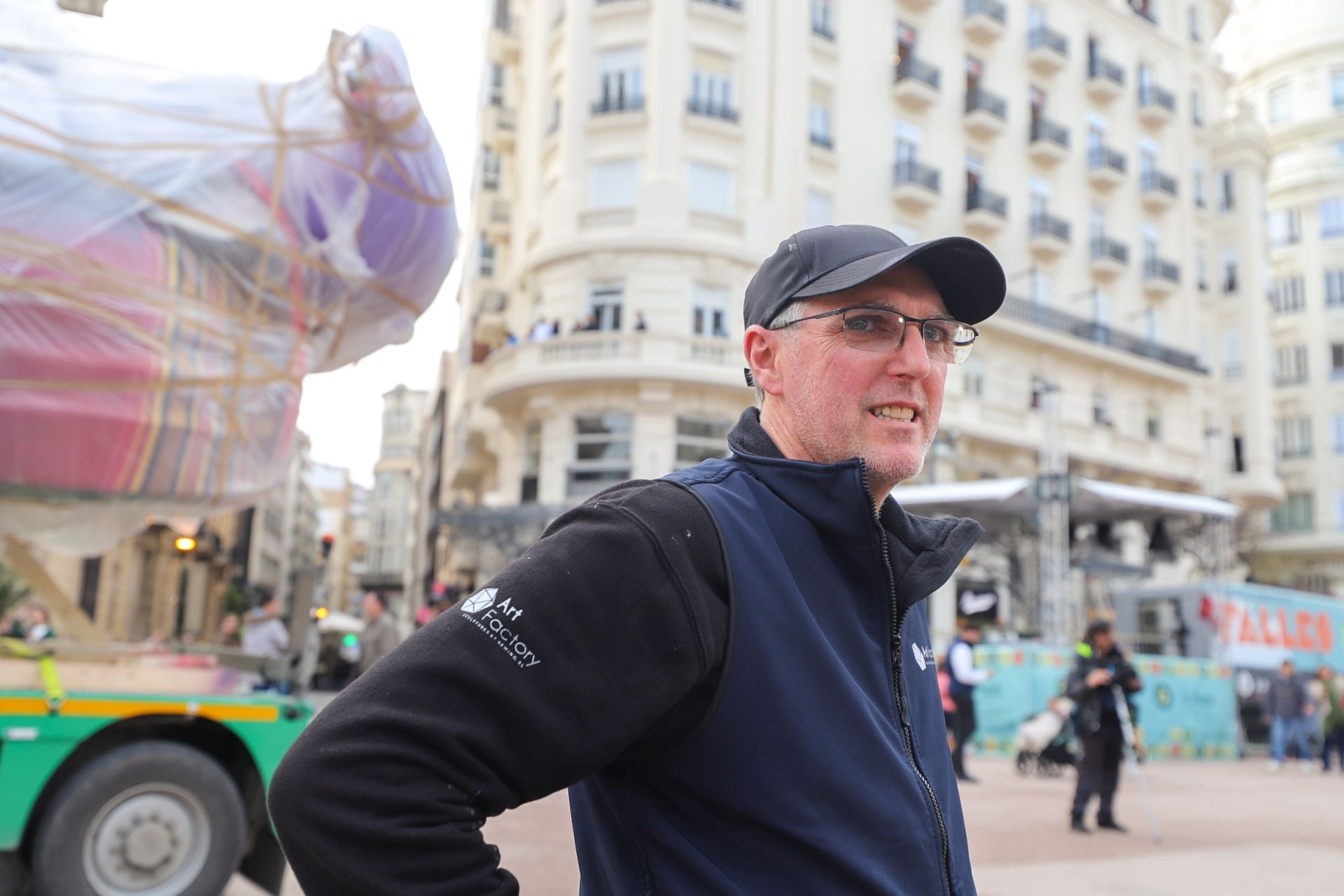 Las primeras piezas de la falla municipal de 2025 llegan a la plaza del Ayuntamiento