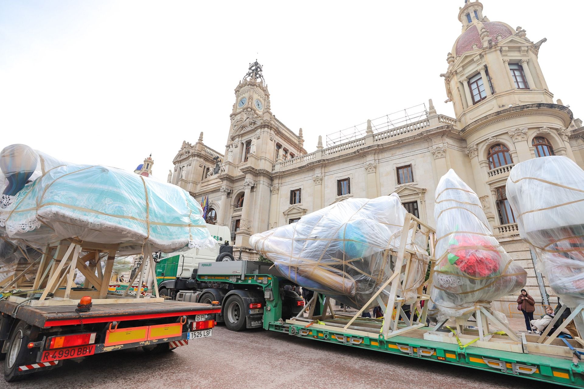 Las primeras piezas de la falla municipal de 2025 llegan a la plaza del Ayuntamiento