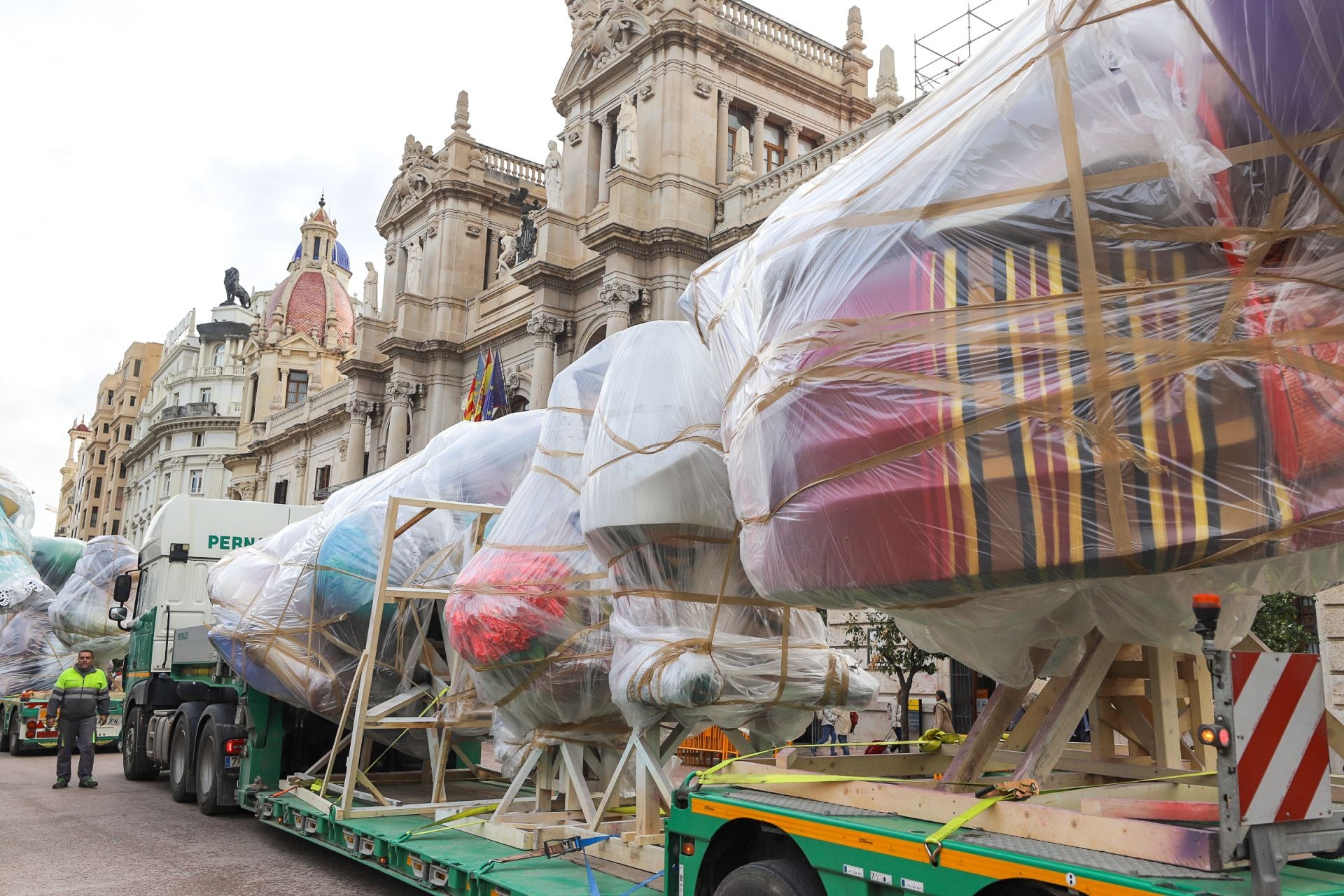 Las primeras piezas de la falla municipal de 2025 llegan a la plaza del Ayuntamiento