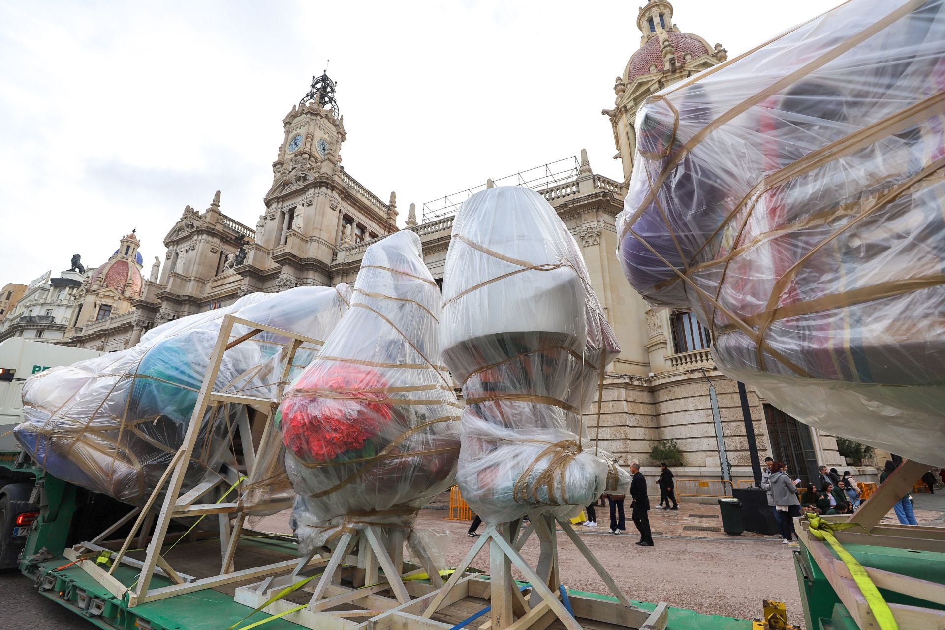 Las primeras piezas de la falla municipal de 2025 llegan a la plaza del Ayuntamiento