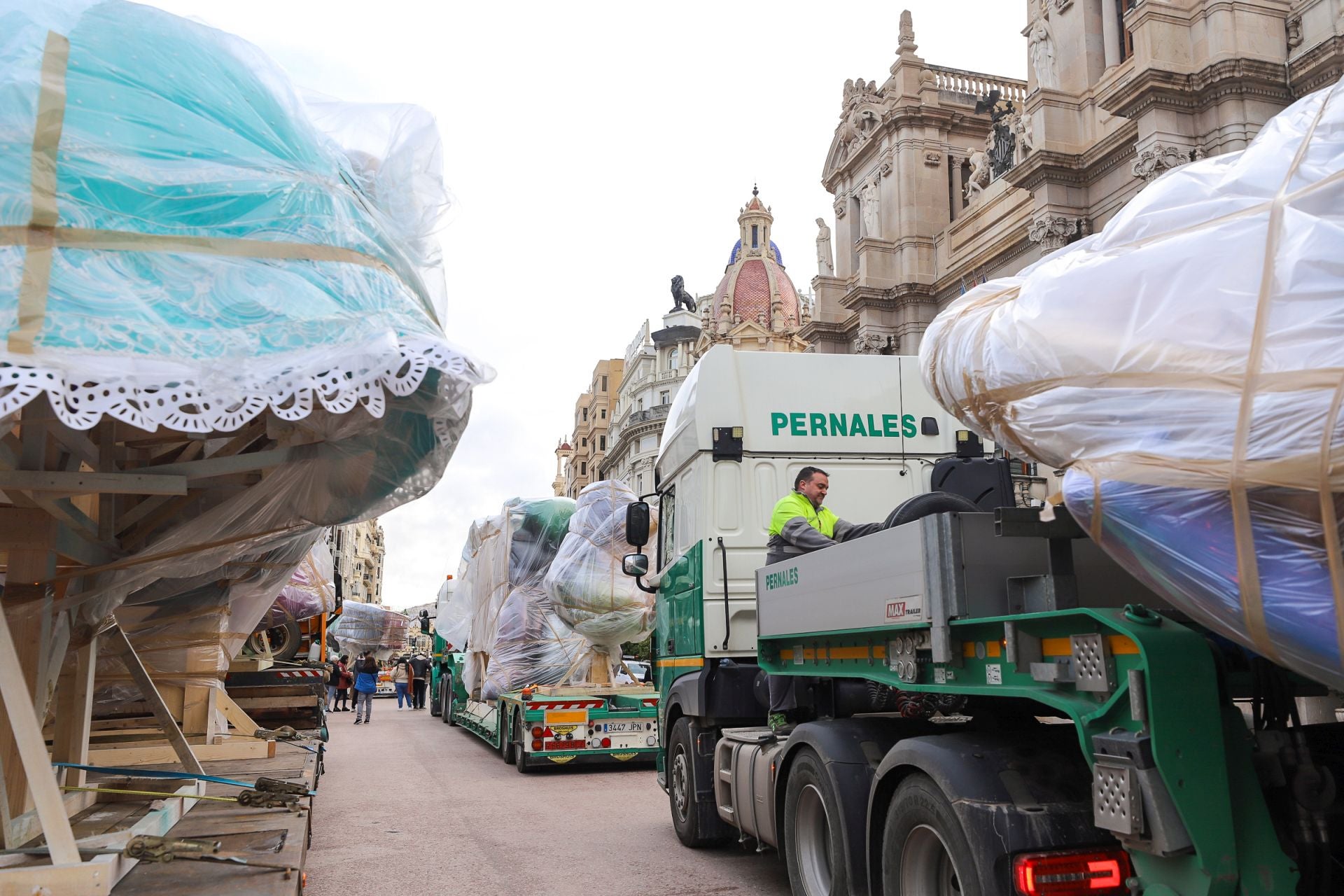 Las primeras piezas de la falla municipal de 2025 llegan a la plaza del Ayuntamiento