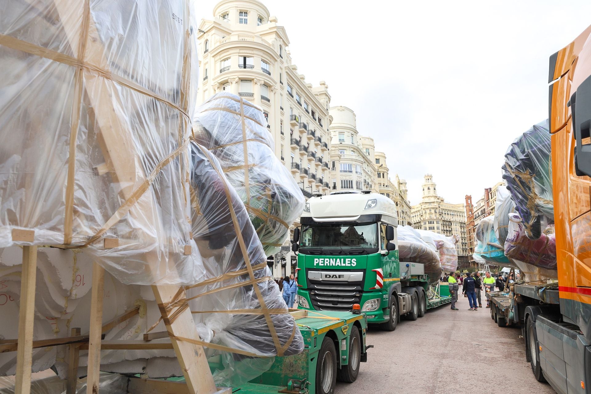 Las primeras piezas de la falla municipal de 2025 llegan a la plaza del Ayuntamiento