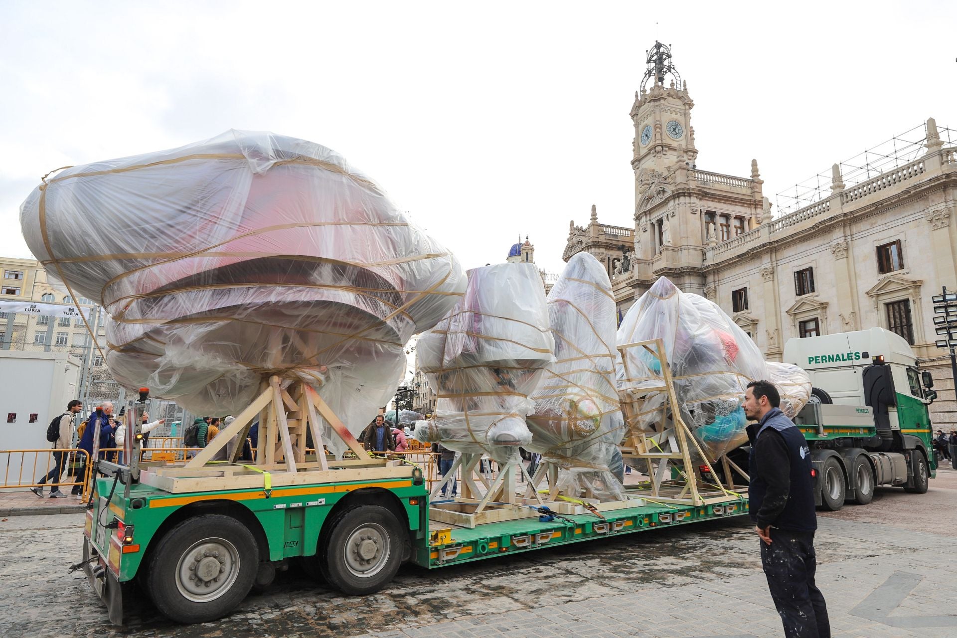 Las primeras piezas de la falla municipal de 2025 llegan a la plaza del Ayuntamiento