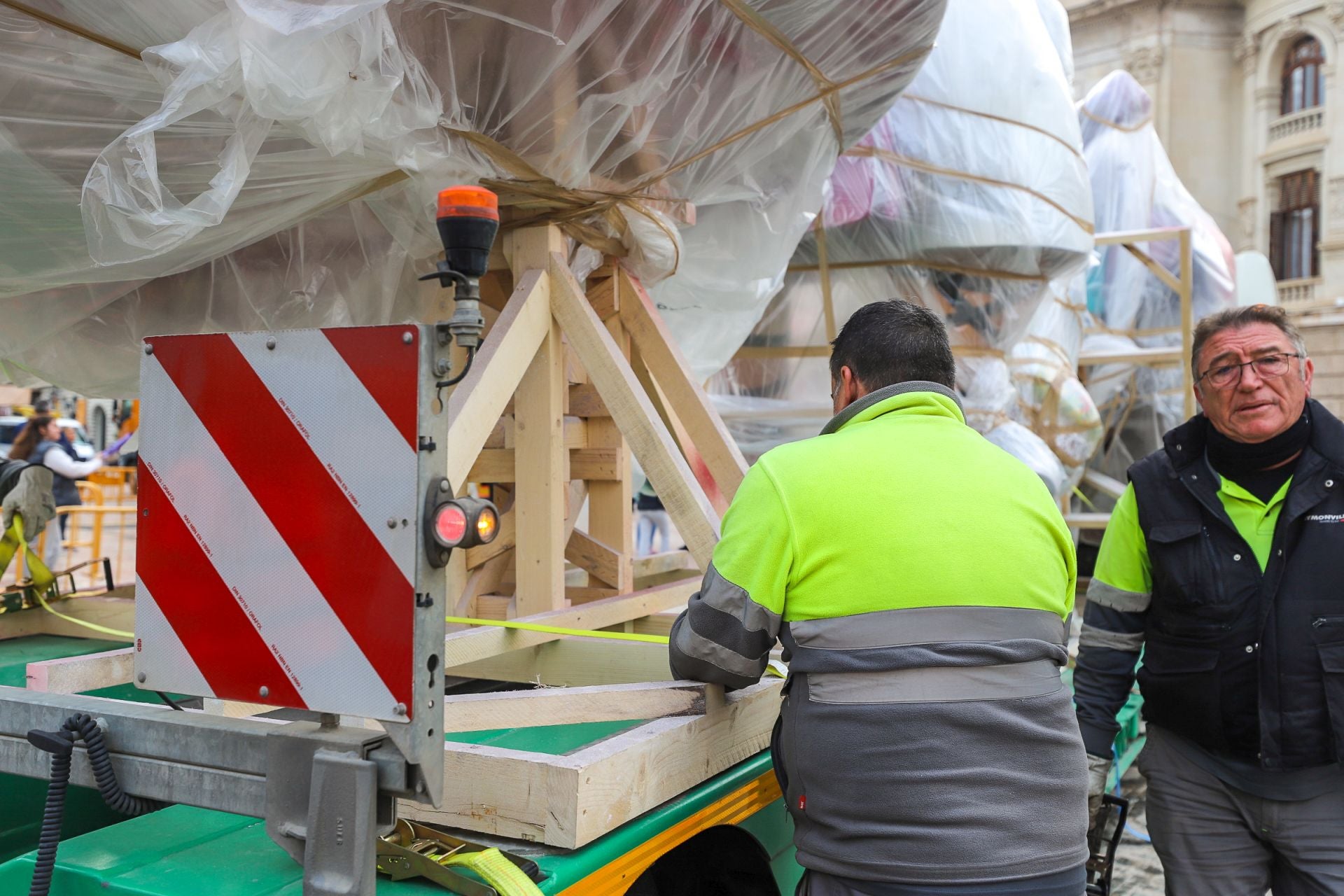 Las primeras piezas de la falla municipal de 2025 llegan a la plaza del Ayuntamiento