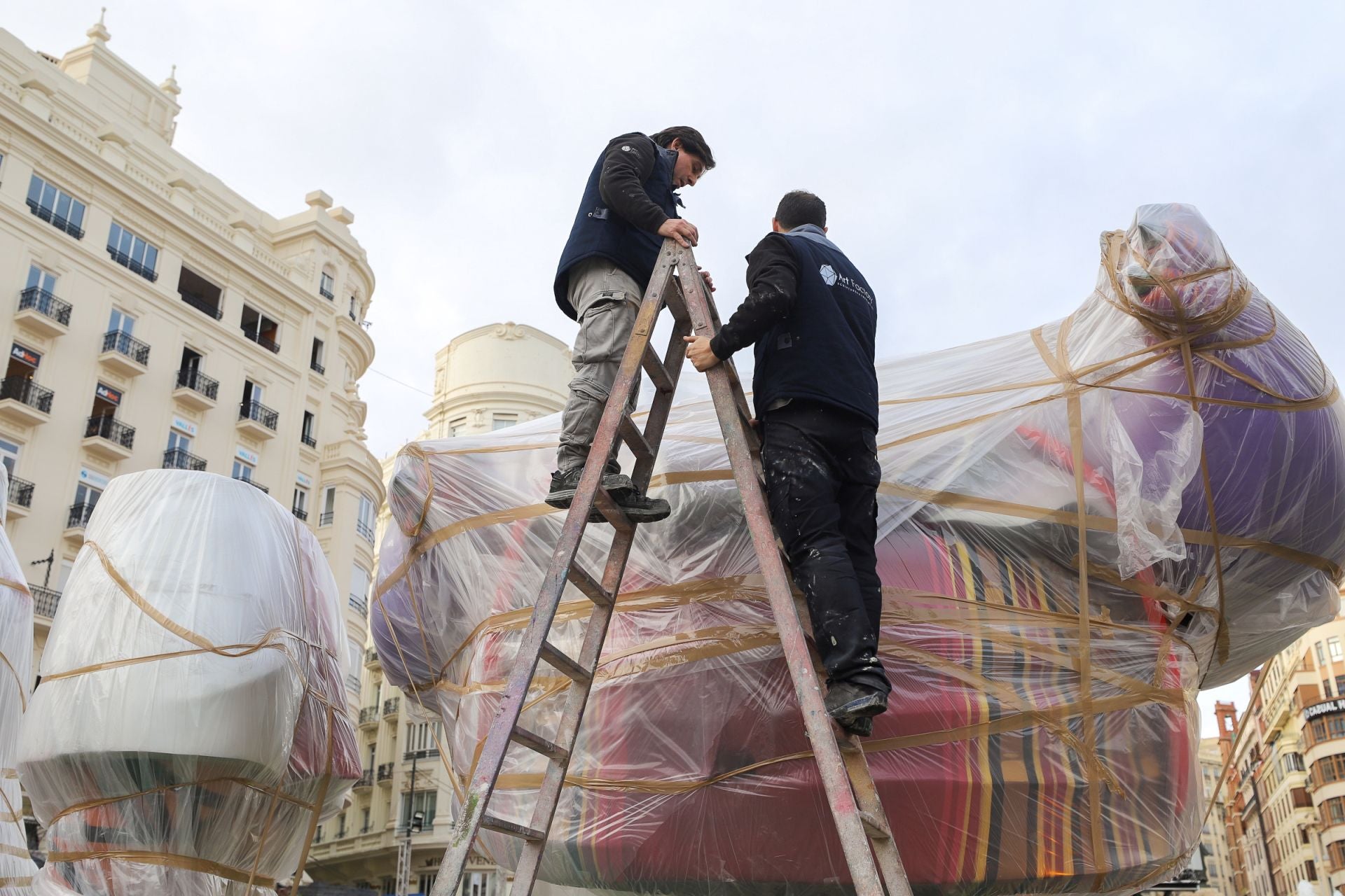 Las primeras piezas de la falla municipal de 2025 llegan a la plaza del Ayuntamiento