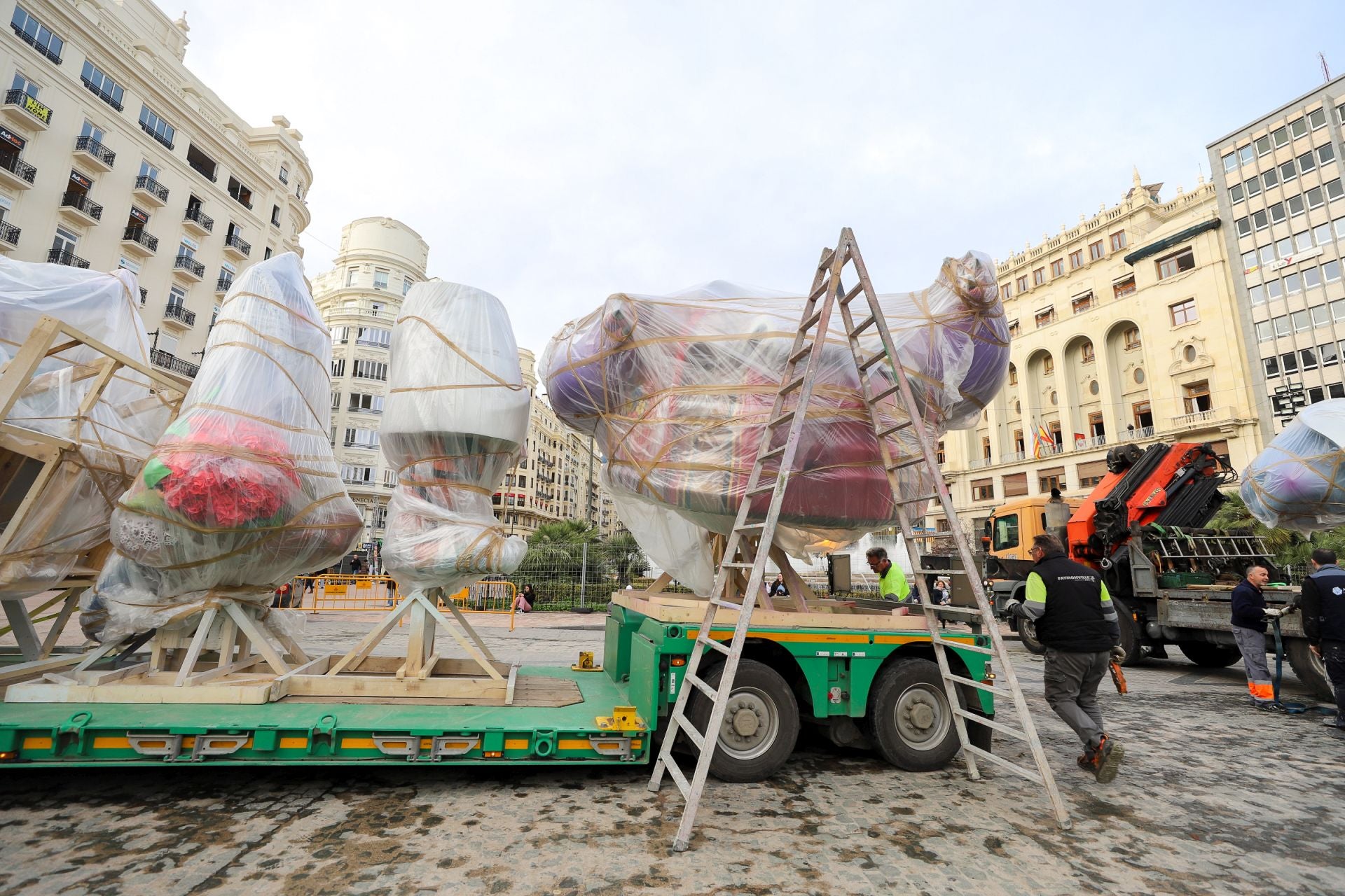 Las primeras piezas de la falla municipal de 2025 llegan a la plaza del Ayuntamiento