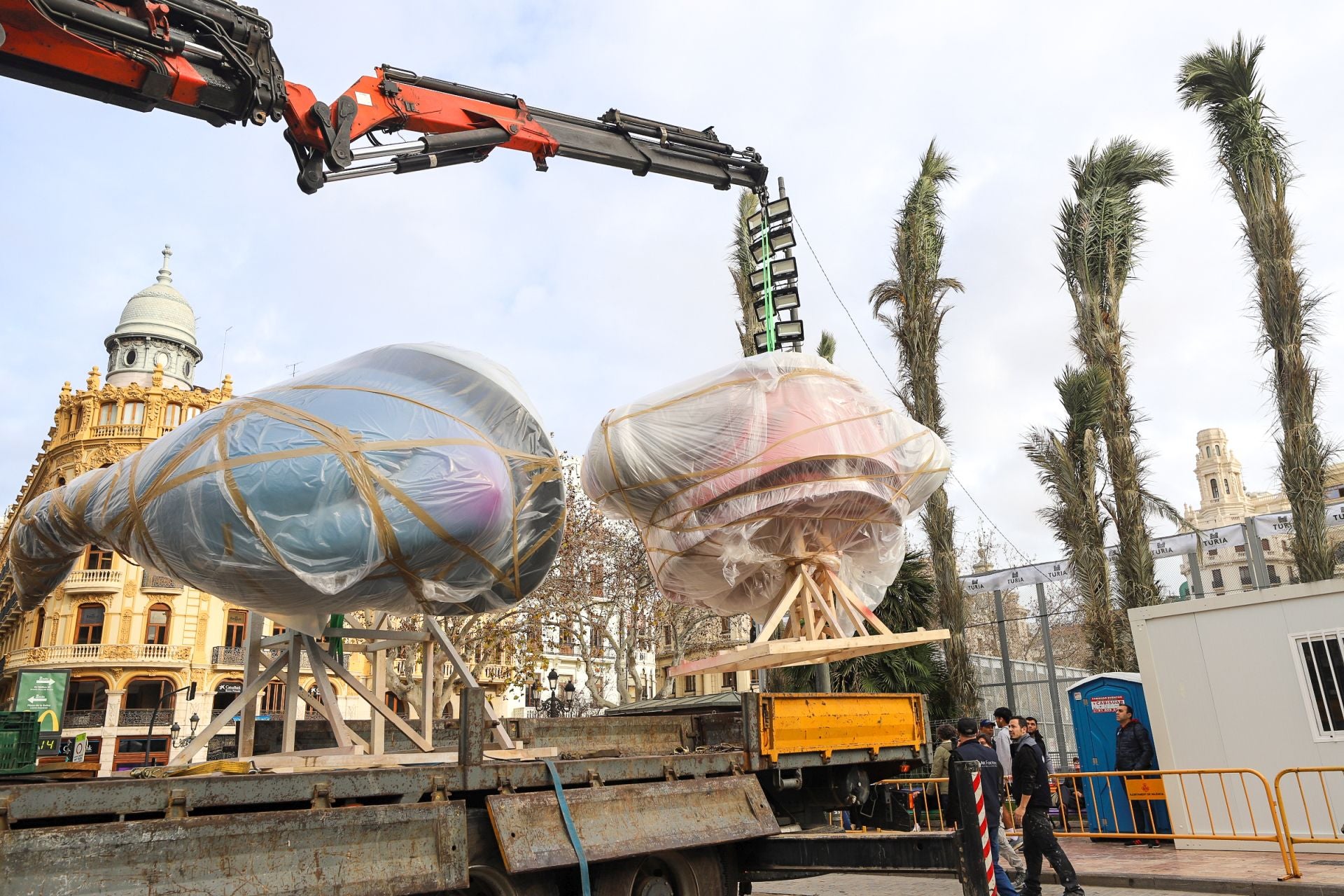 Las primeras piezas de la falla municipal de 2025 llegan a la plaza del Ayuntamiento