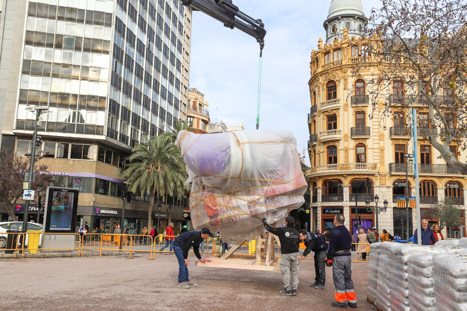 Las primeras piezas de la falla municipal de 2025 llegan a la plaza del Ayuntamiento