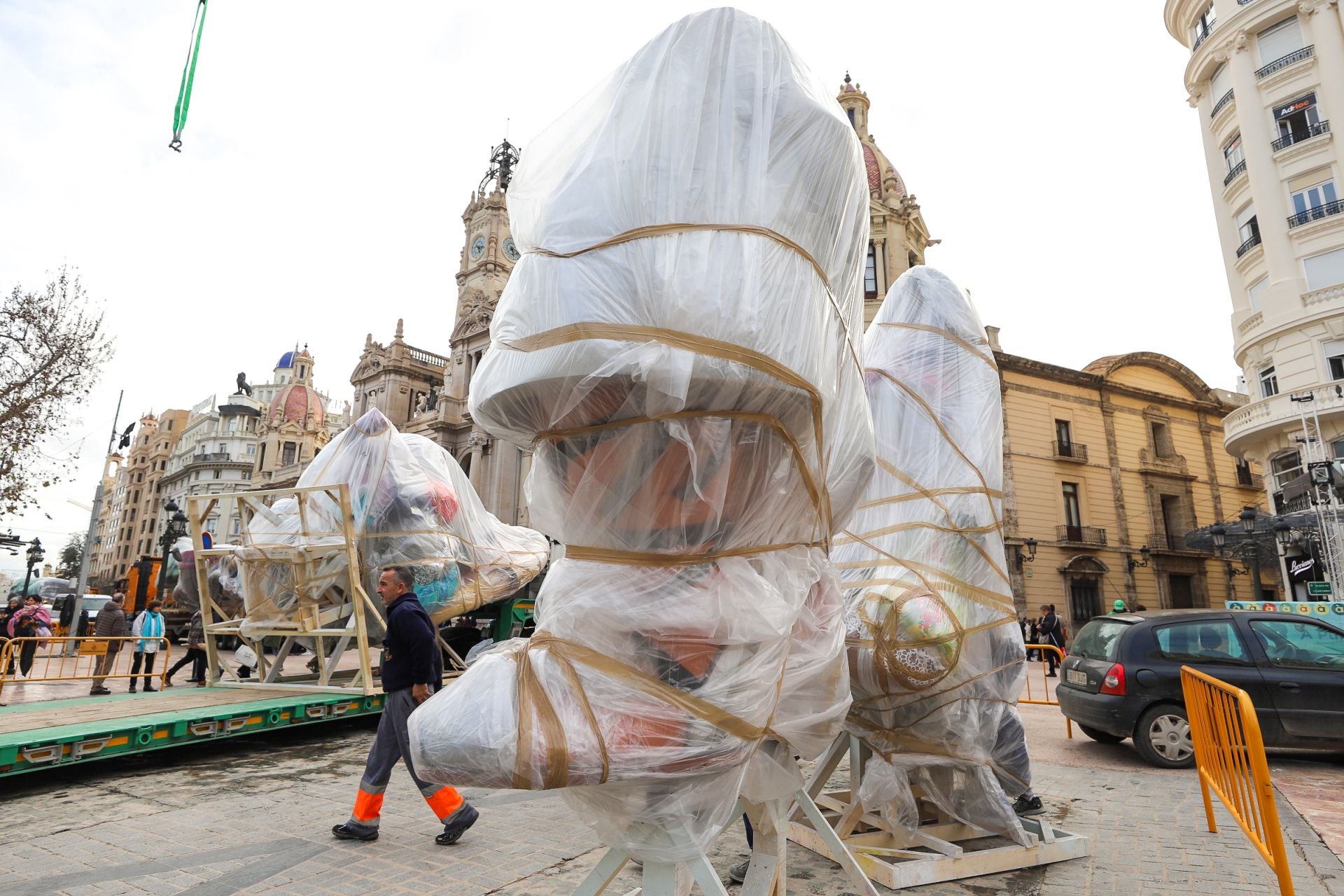 Las primeras piezas de la falla municipal de 2025 llegan a la plaza del Ayuntamiento