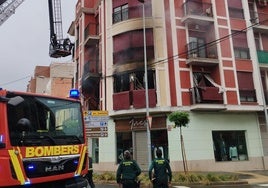 Un momento de la intervención de los bomberos en el edificio de Nules.