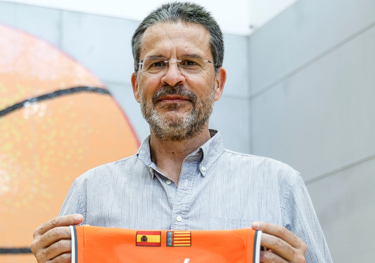 Pedro Martínez con una camiseta.