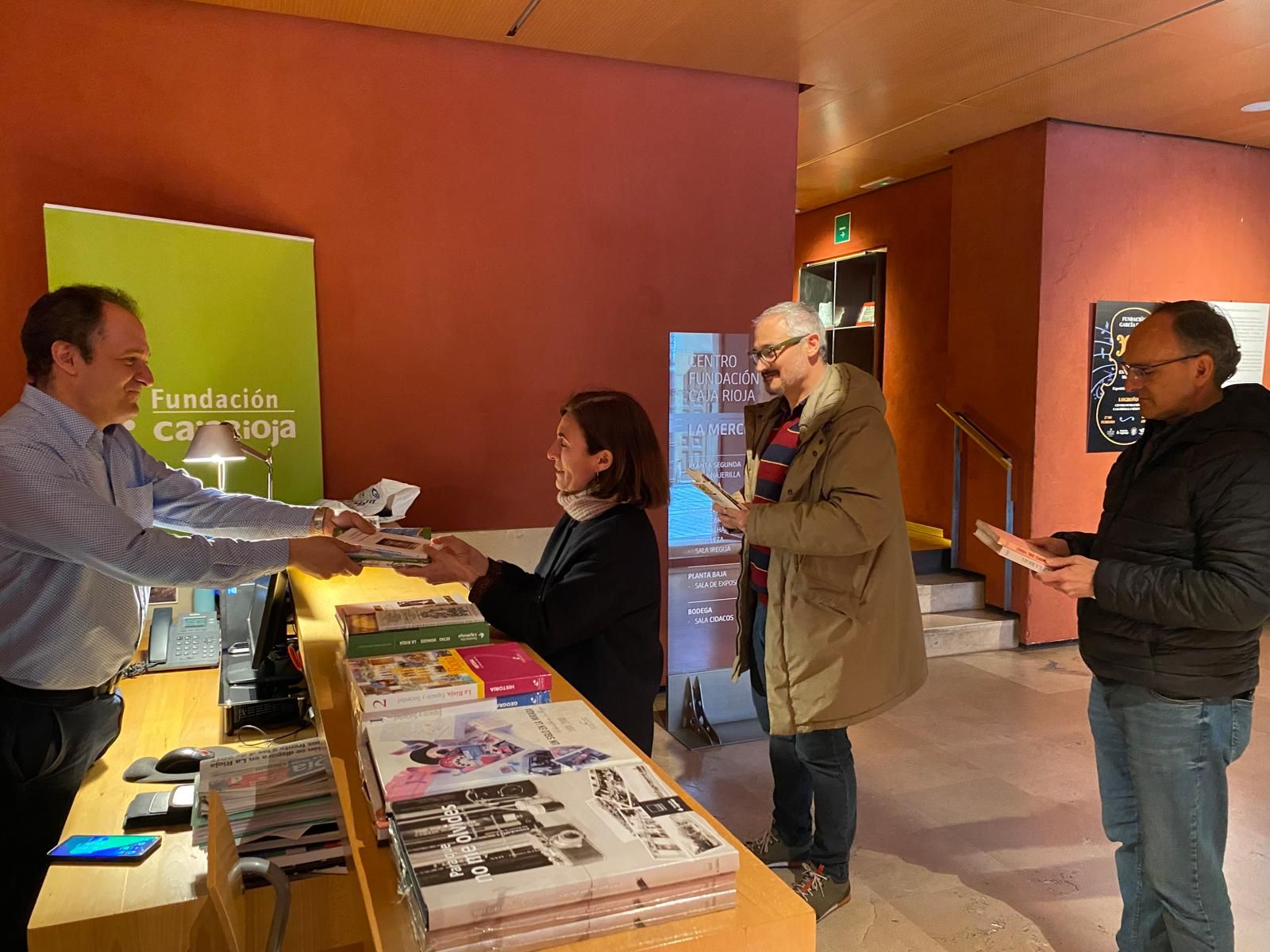 Entrega de libros durante la exposición