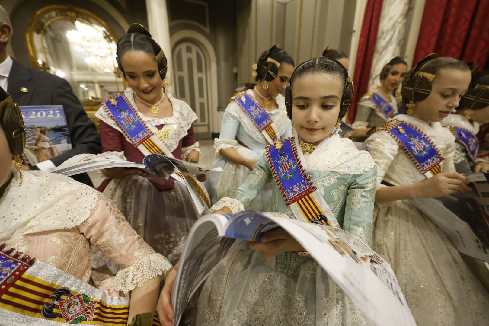 Las falleras mayores de Valencia 2025 reciben el suplemento de Fallas de LAS PROVINCIAS