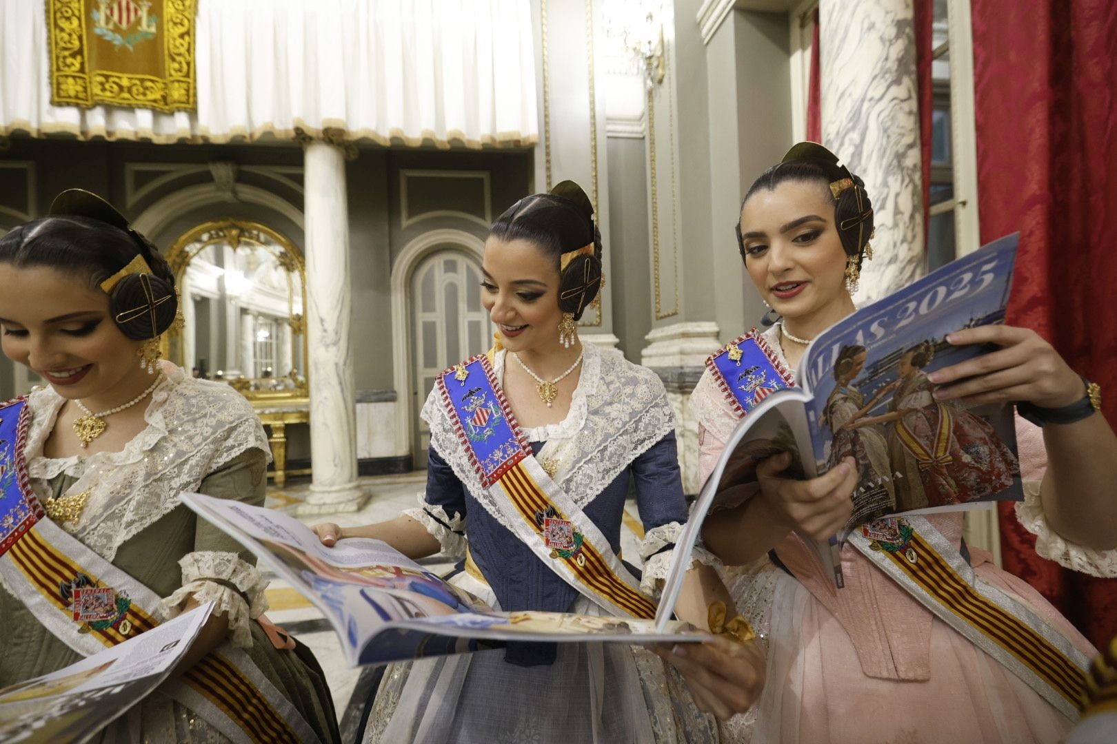 Las falleras mayores de Valencia 2025 reciben el suplemento de Fallas de LAS PROVINCIAS