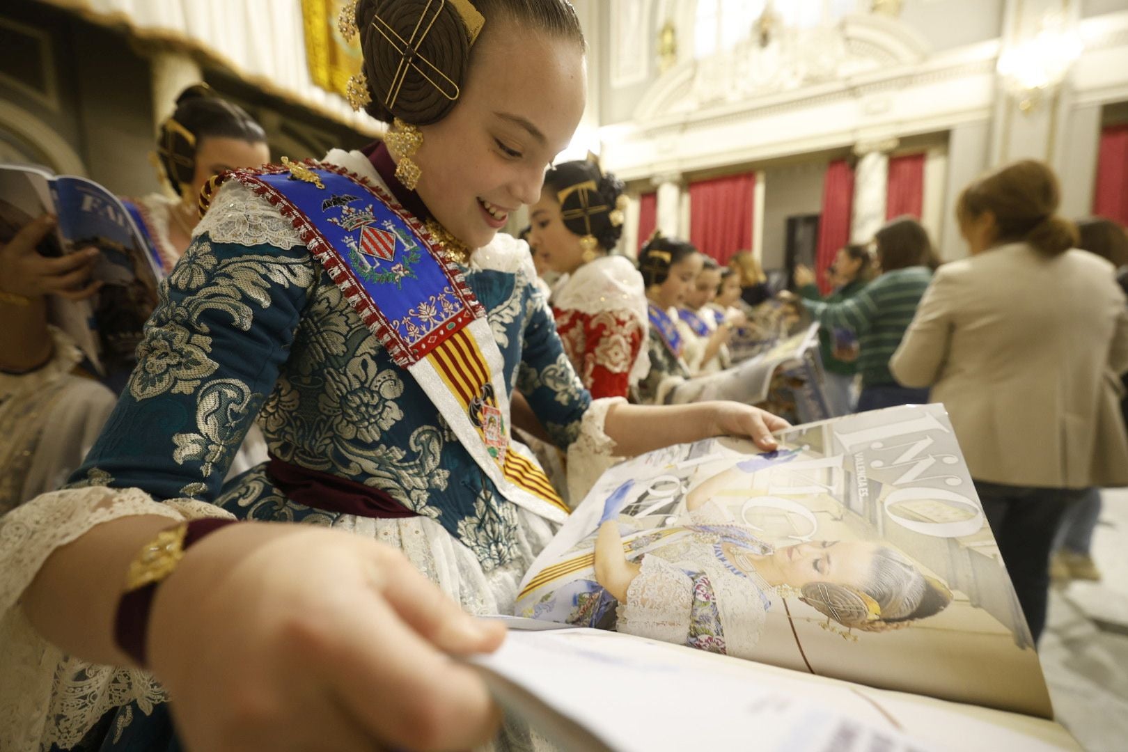 Las falleras mayores de Valencia 2025 reciben el suplemento de Fallas de LAS PROVINCIAS