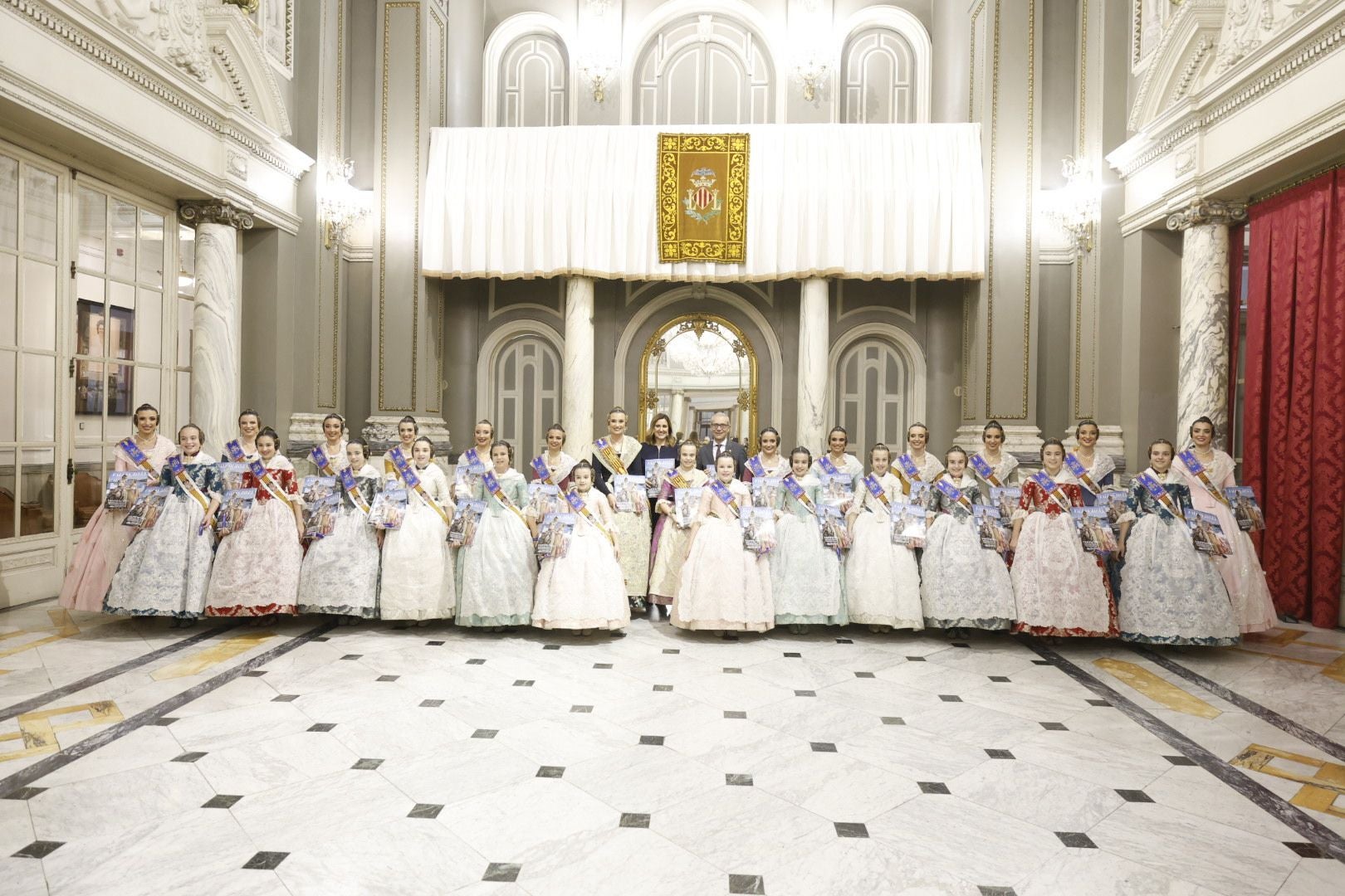 Las falleras mayores de Valencia 2025 reciben el suplemento de Fallas de LAS PROVINCIAS