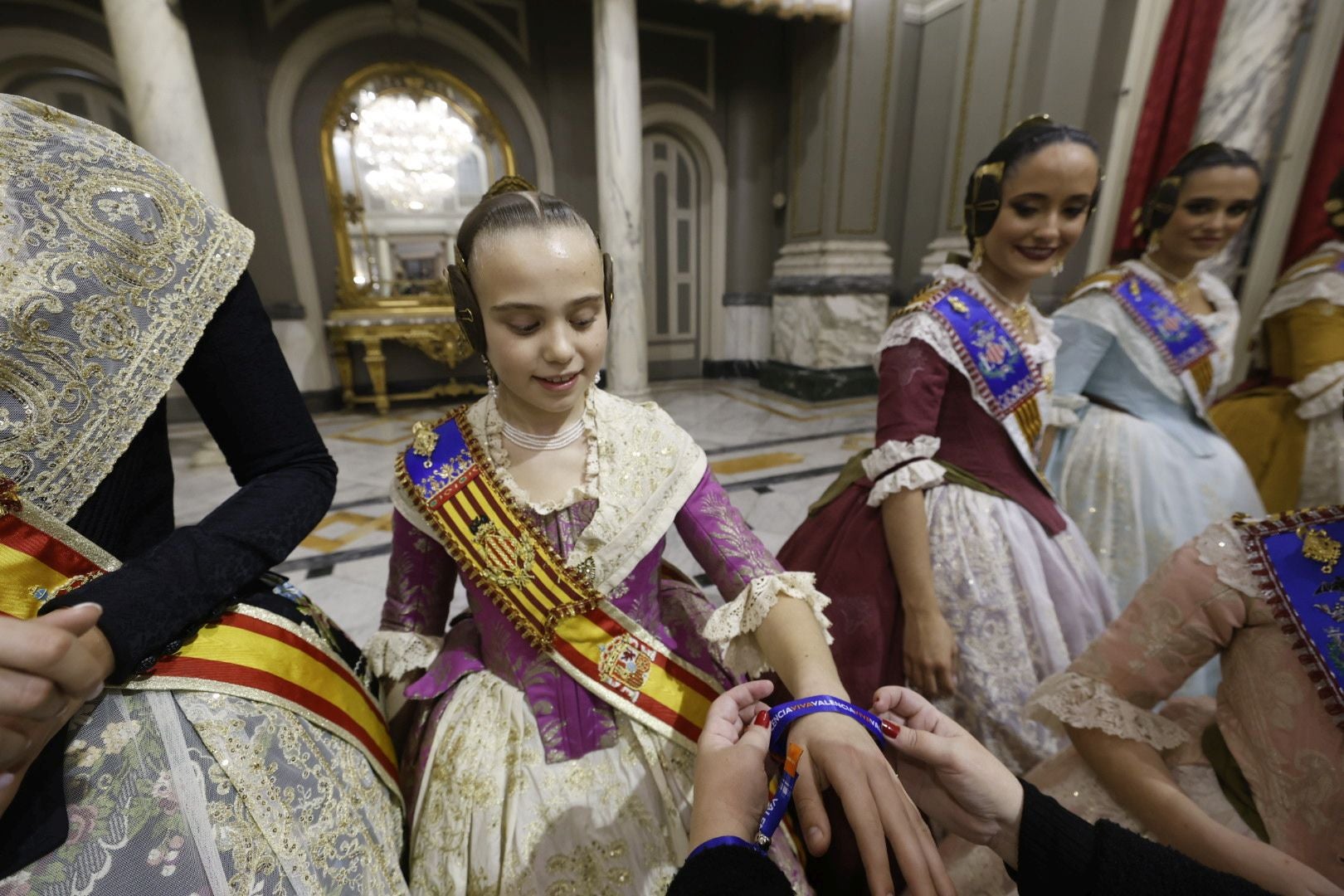 Las falleras mayores de Valencia 2025 reciben el suplemento de Fallas de LAS PROVINCIAS