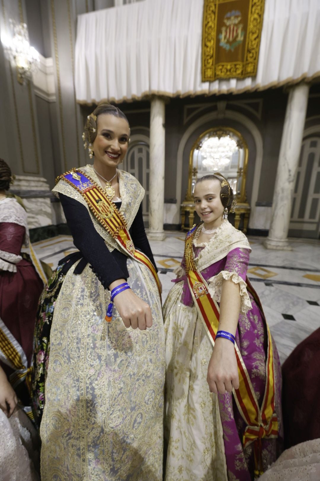 Las falleras mayores de Valencia 2025 reciben el suplemento de Fallas de LAS PROVINCIAS