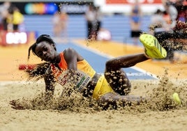 Fátima Diame finaliza uno de los tres saltos de la calificación de longitud celebrada este viernes.