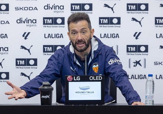 Carlos Corberán, en rueda de prensa.