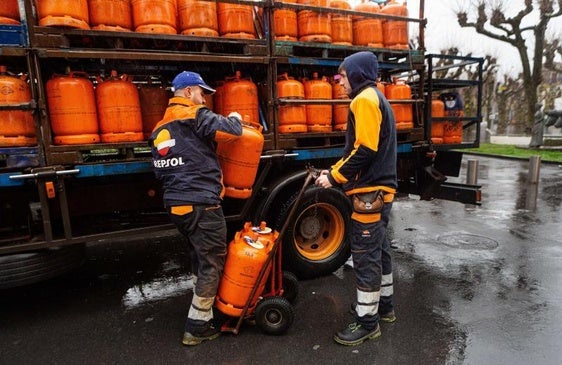 Dos operarios transportan bombonas de butano, en una imagen de archivo.