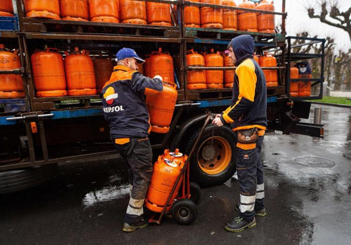 Dos operarios transportan bombonas de butano, en una imagen de archivo.