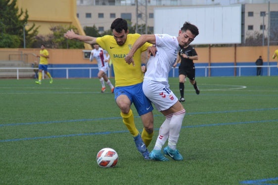 Zazo pugnando por el balón.