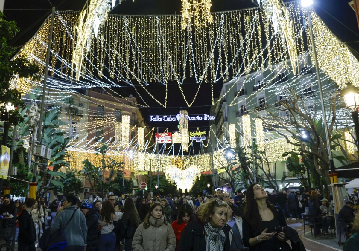Miles de personas visitan las calles iluminadas en Ruzafa.