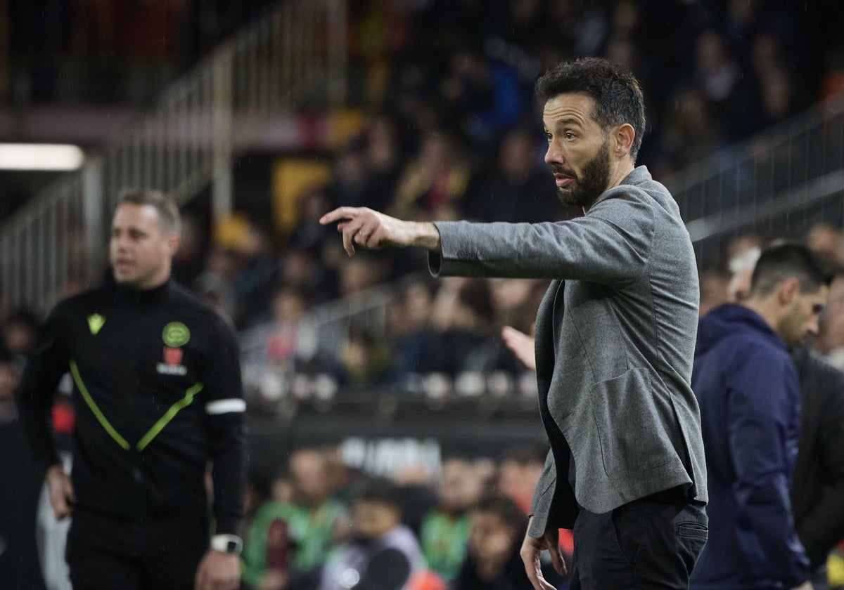 Carlos Corberán da órdenes durante el partido contra el Real Valladolid